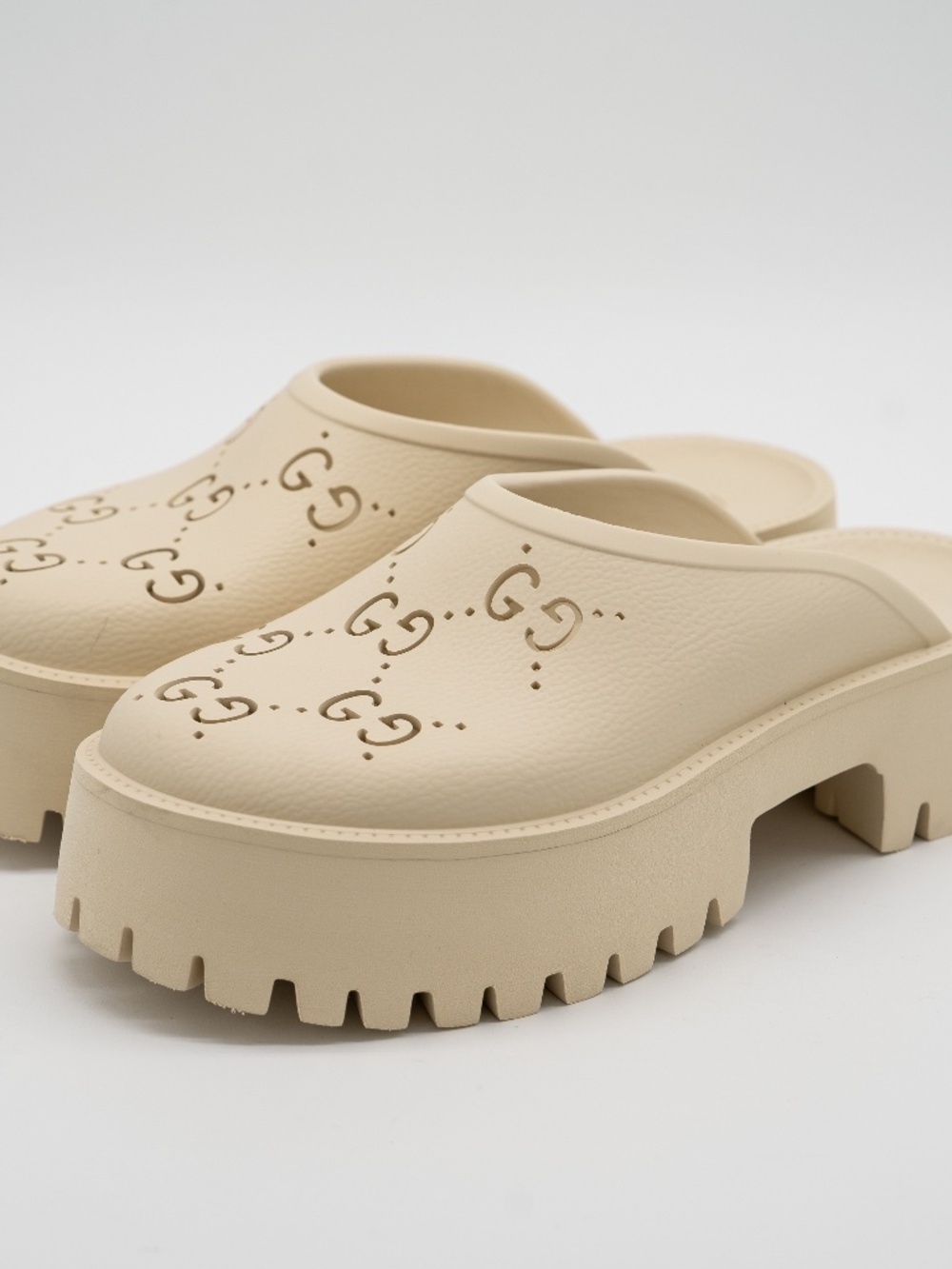 size 41G 11 US Gucci Platform Perforated GG Sandals White Rubber Clogs